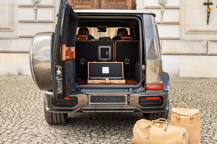 Chiếc Mercedes-Benz G63 AMG G-Falcon hàng thửa này còn có ổ khóa cửa tùy chỉnh khác biệt và được thiết kế trông giống như móng vuốt của chim ưng. Mẫu xe cũng được trang bị kèm một khẩu súng săn VO Falcon cũng khá đặc biệt và có họa tiết chim ưng, nòng gỗ và sẽ được đựng trong một hộp da đặc biệt.