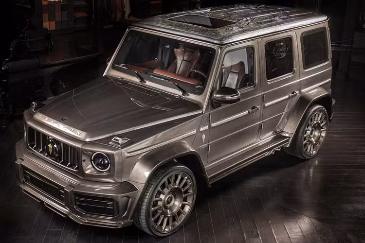 Mới đây, hai thương hiệu Carlex và Mercedes-Benz đến từ châu Âu đã hợp tác để tôn vinh lĩnh vực nuôi chim ưng của Ả Rập bằng chiếc Mercedes-Benz G63 AMG G-Falcon độc nhất vô nhị và một khẩu súng săn đặc biệt.