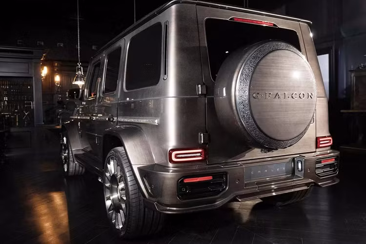 Khẩu súng trường tùy chỉnh này được sản xuất vào năm 2010 và hiện sẽ được bán dưới dạng gói với G-Falcon đặt riêng của Carlex. Hai tác phẩm nghệ thuật đặc biệt này sẽ được trưng bày cùng nhau tại Triển lãm Săn bắn và Cưỡi ngựa Quốc tế Abu Dhabi 2024.