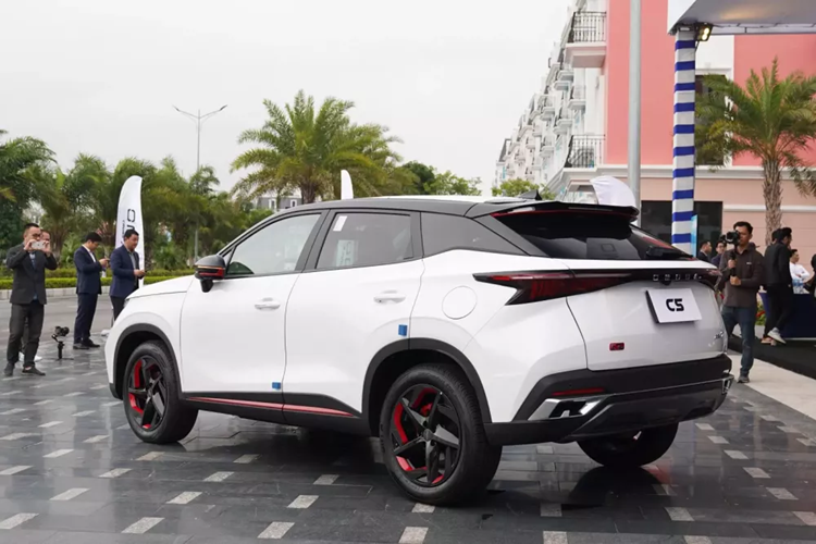 Hông xe gây ấn tượng với đường gân dập nổi kéo dài nguyên phần thân xe tạo hiệu ứng chuyển động. Nóc xe thiết kế dốc về phía sau như những mẫu coupe, kính cửa sổ hẹp và cách kết hợp 2 tông màu đỏ đen trên nền trắng ở nhiều chi tiết giúp nhấn mạnh phong cách thể thao cho mẫu xe này.