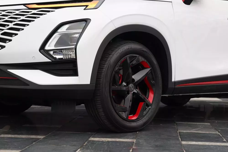 Omoda C5 có thiết kế khá thu hút người nhìn từ phía đầu xe, nhờ lưới tản nhiệt có dạng mắt lưới trải rộng hình thang ngược bao trọn phía trước, nối liền với đèn LED ban ngày hiện đại. Cụm đèn pha 2 tầng và cụm khe gió phụ hai bên khỏe khoắn, trẻ trung. Thiết kế này có phần lạ mắt và thu hút người đối diện, nhưng nhược điểm là nhanh lỗi mốt.