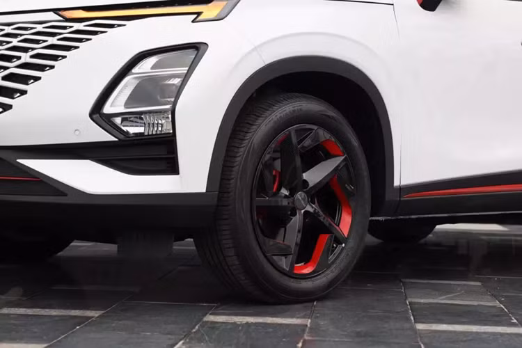 Omoda C5 có thiết kế khá thu hút người nhìn từ phía đầu xe, nhờ lưới tản nhiệt có dạng mắt lưới trải rộng hình thang ngược bao trọn phía trước, nối liền với đèn LED ban ngày hiện đại. Cụm đèn pha 2 tầng và cụm khe gió phụ hai bên khỏe khoắn, trẻ trung. Thiết kế này có phần lạ mắt và thu hút người đối diện, nhưng nhược điểm là nhanh lỗi mốt.