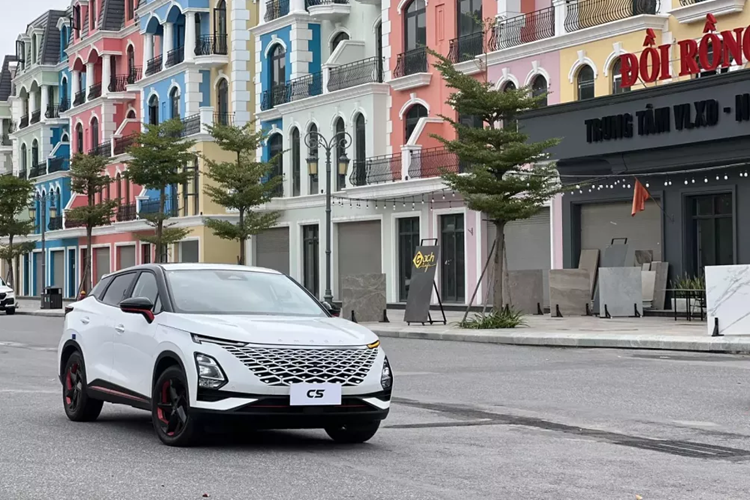 Giống như nhiều mẫu xe được giới thiệu gần đây của các thương hiệu Trung Quốc, Omoda nêu bật khả năng tự hành Cấp độ 2 của mẫu xe mới. Trong thời gian lái thử hạn chế, chúng tôi chưa được đánh giá toàn vẹn hệ thống này, nhưng được giới thiệu là xe có các hệ thống như kiểm soát điểm mù, hỗ trợ giữ làn đường và tránh va chạm