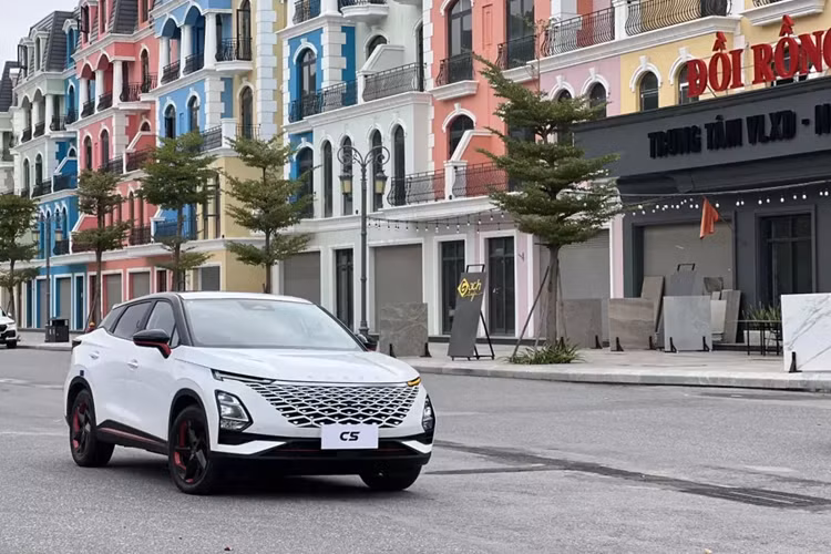 Giống như nhiều mẫu xe được giới thiệu gần đây của các thương hiệu Trung Quốc, Omoda nêu bật khả năng tự hành Cấp độ 2 của mẫu xe mới. Trong thời gian lái thử hạn chế, chúng tôi chưa được đánh giá toàn vẹn hệ thống này, nhưng được giới thiệu là xe có các hệ thống như kiểm soát điểm mù, hỗ trợ giữ làn đường và tránh va chạm