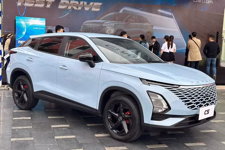 Mẫu xe crossover Omoda C5 sẽ là đối thủ cạnh tranh với những mẫu xe như Mazda CX-30, Kia Seltos hay Hyundai Creta. Hãng hứa hẹn sẽ đầu tư nhiều vào hệ thống phân phối và xây dựng nhà máy ở Việt Nam, thông qua hợp tác với Geleximco.