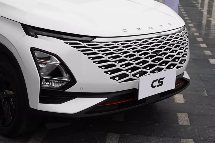 Mẫu xe đầu tiên của thương hiệu này là Omoda 5 - SUV cỡ B, cũng là đối tượng của bài viết này, chuẩn bị bán ở Việt Nam trong năm nay dưới cái tên C5. Trước mắt, các mẫu xe Omoda C5 2024 mới sẽ được nhập khẩu từ Indonesia vào Việt Nam, sau đó sẽ được lắp ráp sau khi Chery hoàn tất nhà máy tại Việt Nam, cùng với sự hợp tác của Geleximco.