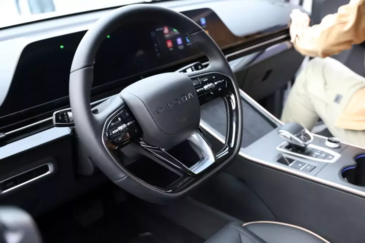 Hàng ghế sau cũng gây ấn tượng về độ êm ái và mịn màng, tuy nhiên, khoảng không gian đầu cho người ngồi phía sau hơi hạn chế do thiết kế trần xe dốc về sau. Ghế lái được chỉnh điện theo độ cao và vị trí, tuy nhiên ghế hành khách phía trước chỉ di chuyển trước/sau thông qua công tắc điện, không có điều chỉnh độ cao.