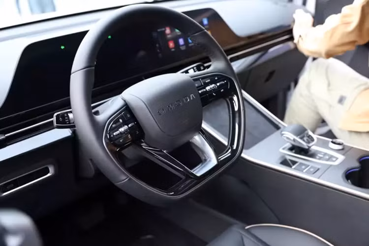 Hàng ghế sau cũng gây ấn tượng về độ êm ái và mịn màng, tuy nhiên, khoảng không gian đầu cho người ngồi phía sau hơi hạn chế do thiết kế trần xe dốc về sau. Ghế lái được chỉnh điện theo độ cao và vị trí, tuy nhiên ghế hành khách phía trước chỉ di chuyển trước/sau thông qua công tắc điện, không có điều chỉnh độ cao.