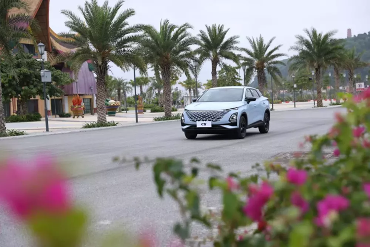  Omoda của Chery là một thương hiệu con, được ra mắt lần đầu tại Triển lãm ô tô Quảng Châu 2021. Omoda mang tham vọng tạo nên những mẫu xe hơi tiệm cận cao cấp, mang hơi thở trẻ trung và hiện đại, phù hợp với đối tượng khách hàng trẻ và ưa thích công nghệ.