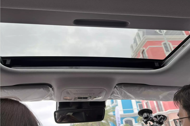 Cửa sổ trời có sẵn trên phiên bản cao cấp nhất, tăng thêm cảm giác cao cấp cho mẫu Omoda C5. Dung tích hành lý được công bố là 380 lít, nhỏ hơn một chút so với các đối thủ. Omoda C5 được trang bị động cơ xăng tăng áp 1,5 lít có nguồn gốc từ Tiggo 4 Pro, nhưng có nhiều sức kéo hơn một chút (nhờ điều chỉnh phần mềm).