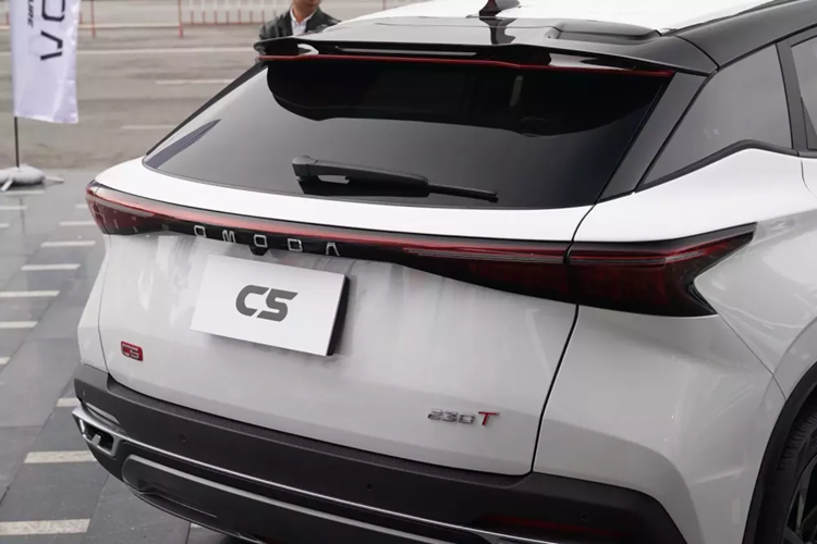 Phần mềm và giao diện của các hệ thống này giống hệt với các mẫu xe Chery, và cũng giống với một số mẫu xe Trung Quốc ra mắt trước đó. Nội thất thể hiện một bước tiến về cảm giác cao cấp, chất liệu trong cabin chủ yếu là chất liệu mềm mại, ghế ngồi tạo cảm giác dễ chịu. Ghế lái phía trước gợi cảm hứng từ ghế các mẫu xe đua, ôm người và êm ái.