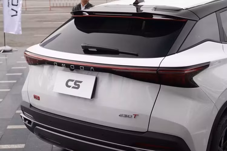 Phần mềm và giao diện của các hệ thống này giống hệt với các mẫu xe Chery, và cũng giống với một số mẫu xe Trung Quốc ra mắt trước đó. Nội thất thể hiện một bước tiến về cảm giác cao cấp, chất liệu trong cabin chủ yếu là chất liệu mềm mại, ghế ngồi tạo cảm giác dễ chịu. Ghế lái phía trước gợi cảm hứng từ ghế các mẫu xe đua, ôm người và êm ái.