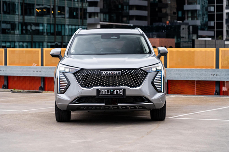 Ngoài ra, Haval Jolion còn sở hữu kích thước khá lớn đối với một mẫu SUV cỡ B. Theo đó, xe sở hữu kích thước dài x rộng x cao lần lượt 4.472 x 1.841 x 1.574 mm và chiều dài cơ sở 2.700 mm. Như vậy, đây sẽ là mẫu SUV cỡ B có chiều dài cơ sở lớn nhất tại Việt Nam, vượt cả Toyota Corolla Cross.