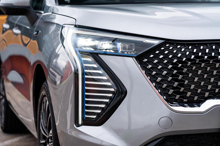 Hiện chưa rõ Haval Jolion về Việt Nam sẽ thuộc phiên bản nào. Tại thị trường Thái Lan, mẫu xe này hiện có 2 phiên bản là Sport và Ultra. Cả hai phiên bản đều dùng động cơ hybrid nhưng thiết kế ngoại thất lại có một số chi tiết khác nhau như lưới tản nhiệt, cụm đèn phía trước, vành la-zăng và cản trước/sau.