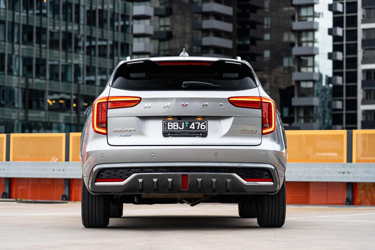 Giá xe Haval Jolion tại Việt Nam vẫn còn là ẩn số nhưng được đồn sẽ rơi vào khoảng 700 triệu đồng. Nếu con số này là chính xác thì Haval Jolion sẽ có giá cao hơn so với những đối thủ như Hyundai Creta (599 - 699 triệu đồng), Kia Seltos (604 - 714 triệu đồng) và Mitsubishi Xforce (599 - 680 triệu đồng).