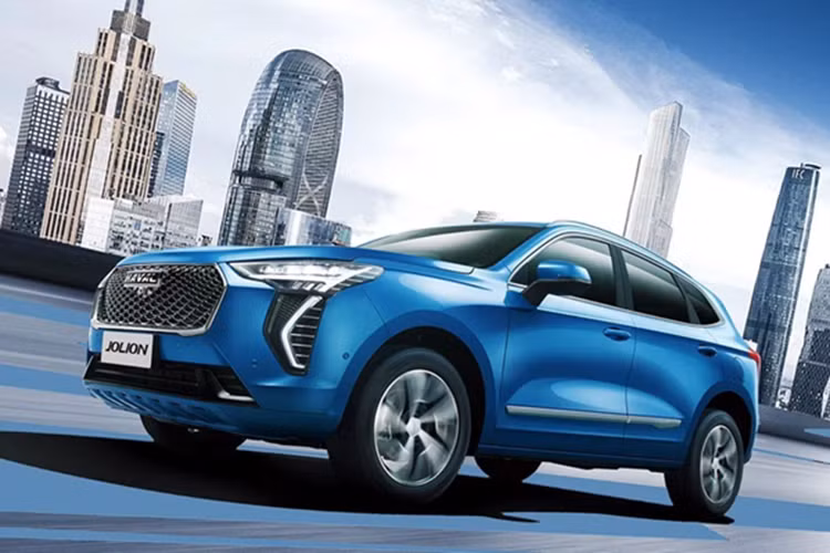 Trong khi đó, bản Ultra có thêm những tính năng an toàn hiện đại như hệ thống kiểm soát hành trình thích ứng, phanh khẩn cấp tự động, cảnh báo va chạm phía trước, tránh va chạm với xe lớn ở làn bên cạnh