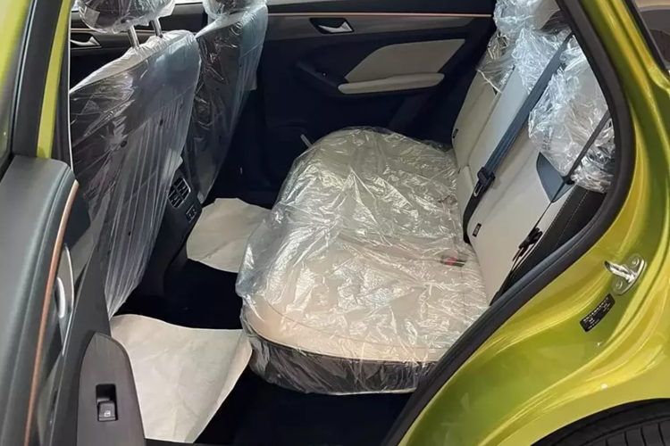 Ở phiên bản hybrid, Haval Jolion dùng động cơ xăng 4 xi-lanh, tăng áp, dung tích 1.5L, mô-tơ điện và hộp số tự động ly hợp kép 7 cấp. Hệ truyền động này tạo ra công suất tối đa 186 mã lực và mô-men xoắn cực đại 375 Nm. Lượng xăng tiêu thụ trung bình của xe là 23,8 km/lít (khoảng 4,2 lít/100 km).