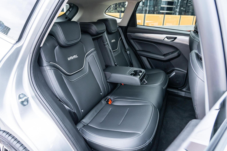 Hệ thống điều hòa tự động 2 vùng, cửa gió điều hòa ở hàng ghế sau, 4 cổng USB trước/sau, núm xoay chuyển số, hệ thống âm thanh 6 loa, chìa khóa thông minh và khởi động nút bấm. Bên cạnh ngoại hình, hai phiên bản của Haval Jolion tại Thái Lan còn khác biệt đáng kể về mặt trang bị an toàn.