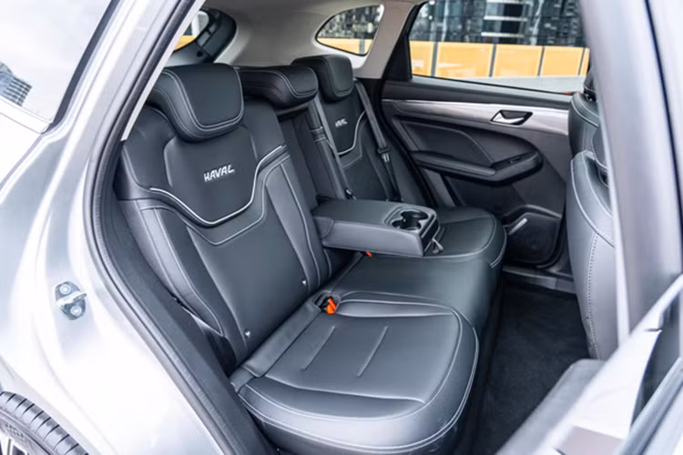 Hệ thống điều hòa tự động 2 vùng, cửa gió điều hòa ở hàng ghế sau, 4 cổng USB trước/sau, núm xoay chuyển số, hệ thống âm thanh 6 loa, chìa khóa thông minh và khởi động nút bấm. Bên cạnh ngoại hình, hai phiên bản của Haval Jolion tại Thái Lan còn khác biệt đáng kể về mặt trang bị an toàn.