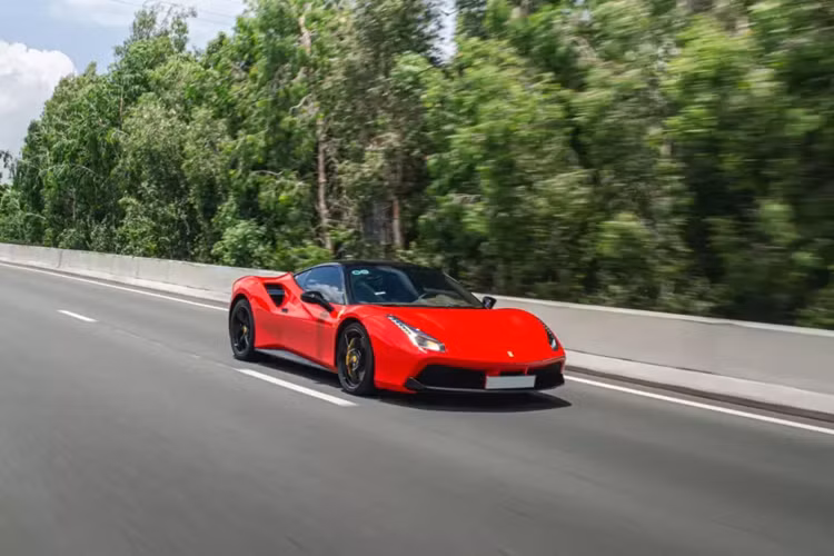 Mới đây, những hình ảnh đẹp của một chiếc siêu xe Ferrari 488 GTB mang màu đỏ, xuất hiện trên mạng xã hội đã nhận được sự quan tâm không nhỏ của giới mê xe trong nước, không quá khó để nhận ra được đây là chiếc siêu xe Ferrari có lý lịch khá nổi tiếng tại Việt Nam.