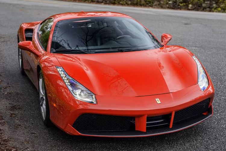 Cánh lướt gió phía sau được thiết kế mới được tích hợp vào nắp cốp sau và cản sau giúp tăng lực xuống mà không cần cánh nâng lên. "Aero Pillar" trung tâm làm chệch hướng không khí dưới thân xe phẳng trong khi hai lỗ thông hơi trên nắp ca-pô giúp thoát khí từ cửa hút kép của cản trước, giúp giảm thêm áp suất không khí phía trước xe.