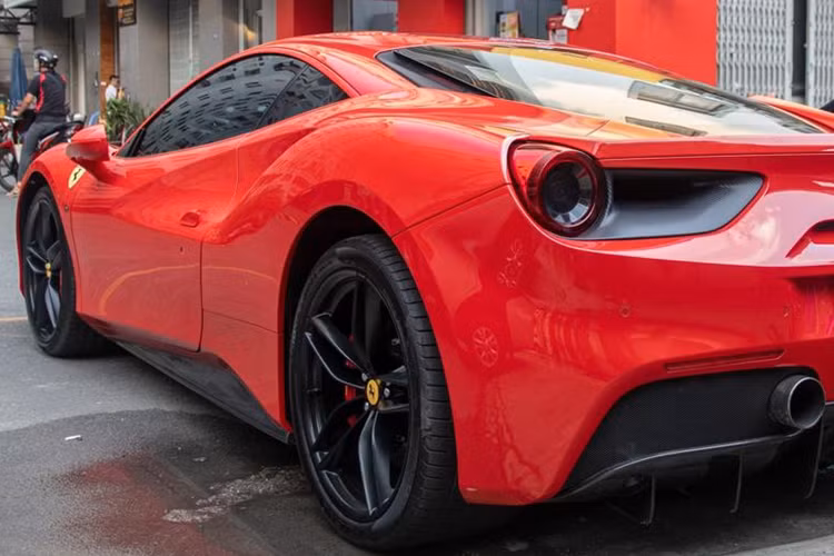 Thân xe của 488 được thiết kế để tăng lực ép xuống 50% so với 458 đồng thời giảm lực cản khí động học, bộ chia đôi phía trước mới có hai chức năng, tăng khả năng làm mát bộ tản nhiệt bằng cách ép không khí vào chúng, đồng thời dẫn không khí đi qua bộ tạo xoáy dưới gầm xe để tạo hiệu ứng mặt đất mà không tạo thêm lực cản không mong muốn.