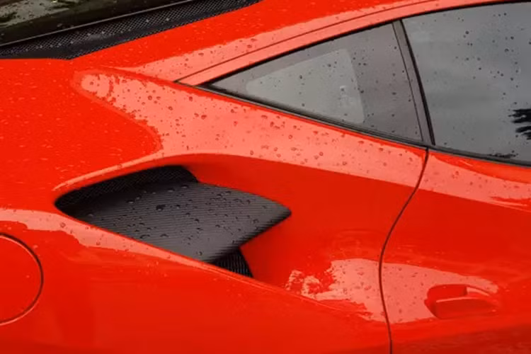 Hiện tại, chiếc siêu xe Ferrari 488 GTB này vẫn mang màu đỏ, nhưng là sản phẩm sau khi dán đề-can, trước đó, xe đã được dán màu xanh, nội thất cũng đã được thay màu da bò.