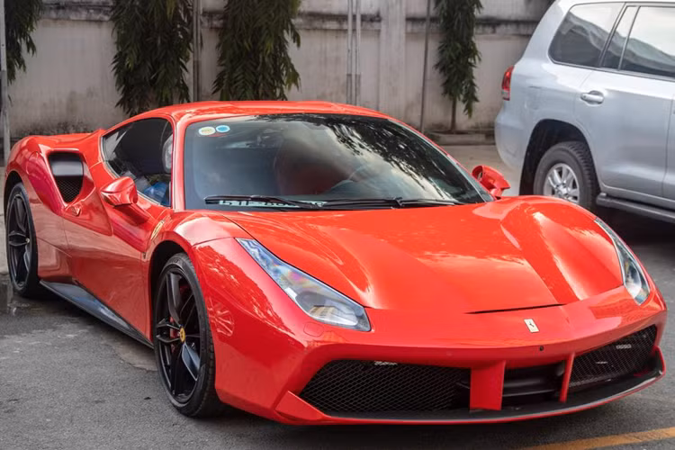 Ferrari 488 mang mã nội bộ là Type F142M, chính là chiếc xe đã thay thế dòng xe 458, là chiếc Ferrari động cơ đặt giữa đầu tiên sử dụng động cơ V8 tăng áp kể từ F40. Sau đó, 488 đã được thanh thế bằng sự thành công bởi Ferrari F8, mẫu xe này hiện cũng đã dừng sản xuất.