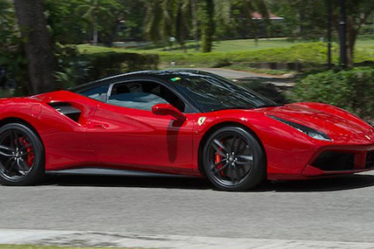 Các khe hút gió bên hông có hình vỏ sò là sự tôn kính đối với những khe hút gió trên 308 GTB, và được phân chia bằng một vách ngăn trung tâm. Không khí đi vào cửa hút trên cùng được dẫn một phần vào cửa nạp của máy nén tăng áp, trong khi phần còn lại được dẫn qua phía sau xe và thoát ra dọc theo đèn sau, làm tăng áp suất không khí phía sau xe nhằm giảm lực cản khí động học.