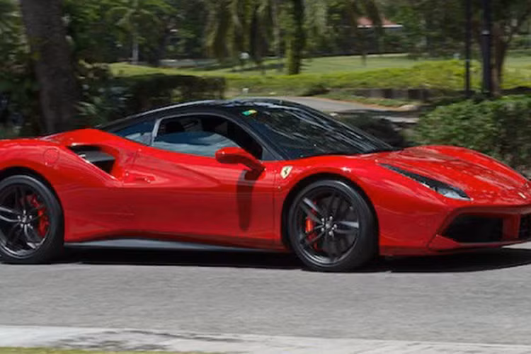 Các khe hút gió bên hông có hình vỏ sò là sự tôn kính đối với những khe hút gió trên 308 GTB, và được phân chia bằng một vách ngăn trung tâm. Không khí đi vào cửa hút trên cùng được dẫn một phần vào cửa nạp của máy nén tăng áp, trong khi phần còn lại được dẫn qua phía sau xe và thoát ra dọc theo đèn sau, làm tăng áp suất không khí phía sau xe nhằm giảm lực cản khí động học.