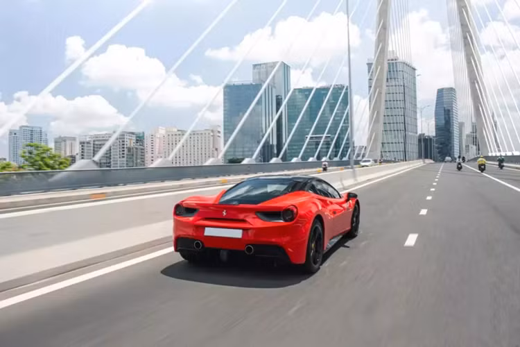 Luồng không khí đi vào cửa hút phía dưới được hướng tới bộ làm mát trung gian để làm mát lượng nạp. Ngay cả tay nắm cửa - được mệnh danh là "vây cá mập" - cũng được tạo hình theo cách cải thiện luồng không khí bằng cách làm sạch và dẫn không khí vào các cửa hút lớn phía trên bánh sau.