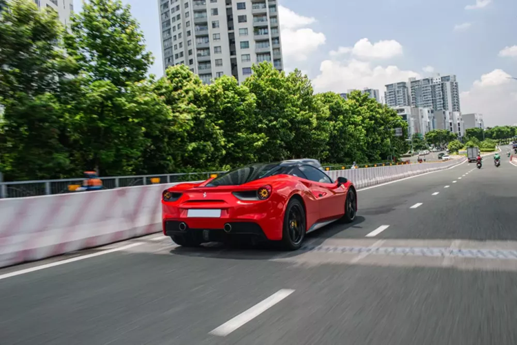 Siêu xe Ferrari 488 GTB sử dụng động cơ V8, tăng áp kép, dung tích 3,9 lít, sản sinh công suất tối đa 661 mã lực và mô-men xoắn cực đại 760 Nm. Động cơ kết hợp cùng hộp số ly hợp kép 7 tốc độ, nhờ đó, Ferrari 488 GTB chỉ mất khoảng thời gian 3 giây để tăng tốc từ vị trí xuất phát lên 100 km/h trước khi đạt vận tốc tối đa 330 km/h.