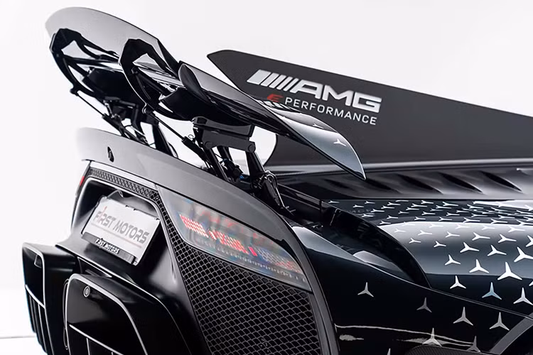 Sản sinh tổng công suất 1,049 mã lực. Dung tích pin 8,4 kWh cho phép xe chạy điện phạm vi 11,2 dặm (gần 20 km). Đây không phải yếu tố trọng tâm mà AMG One hướng đến, chiếc hypercar này tăng tốc 0-100 km/h trong 2,9 giây và tốc độ mất 7 giây đạt 200 km/h.