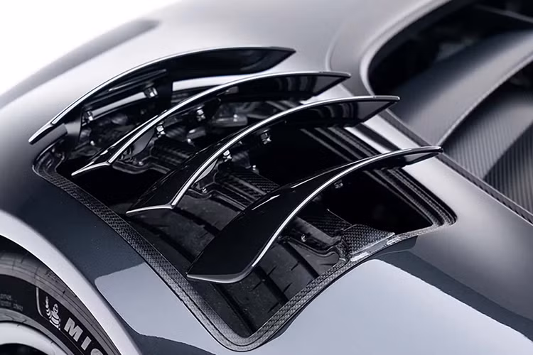 Tuy nhiên xe không thể vượt qua 2.500 dặm (hơn 4.000 km) mỗi năm. Để làm được điều này cần rất nhiều giấy tờ nhưng cho phép chiếc hypercar này được nhập cảnh vào Mỹ. Mercedes-AMG One sở hữu một hệ thống truyền động được phát triển từ Công thức 1, gồm động cơ V6 dung tích 1.6 lít với turbo và bốn động cơ điện.