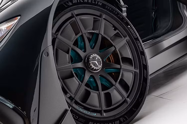 Chiếc xe này chưa bao giờ được bán ở Mỹ đã làm tăng tính độc nhất. Mercedes nói với các khách hàng tiềm năng rằng hãng cần tinh chỉnh lại hệ thống truyền động để đáp ứng các quy định mà không ảnh hưởng đến hiệu suất của xe. Các đại lý ở Mỹ vẫn có thể nhập AMG One về dưới hình thức miễn thuế – “xe trưng bày hoặc xe mẫu”.