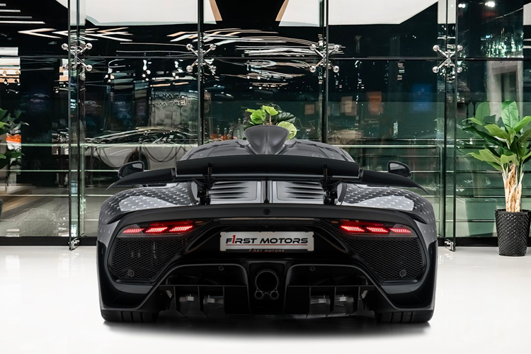 Trong đó có sự hiện diện của các tay đua F1 Valtteri Bottas và Nico Rosberg trong số 275 khách hàng. Thêm vào đó, Lewis Hamilton đã giúp phát triển hypercar này.