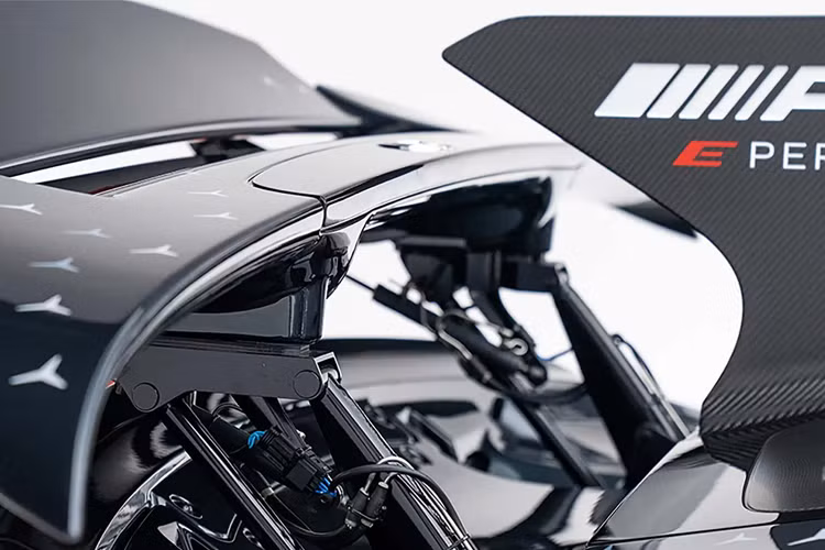 Những chiếc Mercedes-AMG One đầu tiên được bàn giao vào năm trước, vì vậy chiếc xe vẫn còn trong tình trạng như mới. Có thể Mercedes không thực sự áp dụng quy định không được bán lại đối với các chủ xe nhận sớm. Dù sao đi nữa, nếu bạn sống ở Mỹ, khả năng sở hữu chiếc AMG One này là rất thấp.