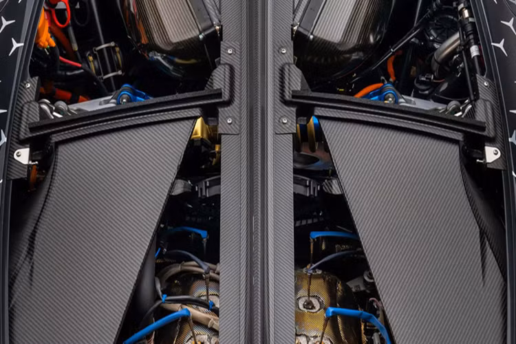 Tốc độ tối đa 352 km/h ngang với Ferrari LaFerrari và McLaren P1, một trong những chiếc xe nhanh nhất thế giới. Mặt khác, người sở hữu Mercedes-AMG One được tham gia vào nhóm những chủ nhân và người lái hypercar ưu tú.