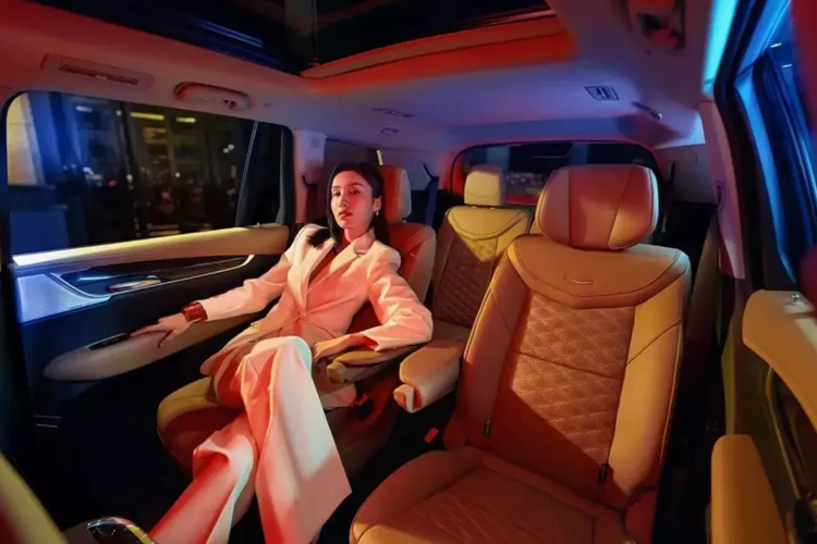 Ở các Cadillac XT6 2025 biến thể cao cấp hơn, hành khách hàng ghế thứ hai sẽ tìm thấy các cài đặt sưởi, thông gió và massage. Một số những nơi khác, có vô lăng sưởi và hệ thống âm thanh Bose 14 loa. Chúng được kết hợp với da thời trang và hệ thống kiểm soát khí hậu ba vùng.