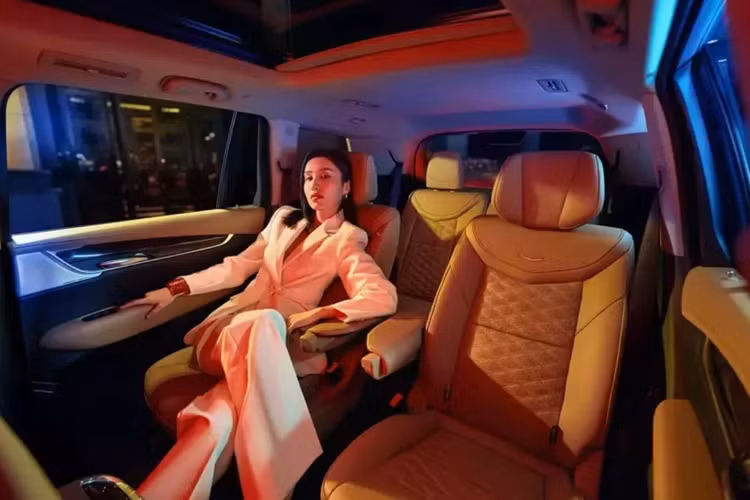 Ở các Cadillac XT6 2025 biến thể cao cấp hơn, hành khách hàng ghế thứ hai sẽ tìm thấy các cài đặt sưởi, thông gió và massage. Một số những nơi khác, có vô lăng sưởi và hệ thống âm thanh Bose 14 loa. Chúng được kết hợp với da thời trang và hệ thống kiểm soát khí hậu ba vùng.