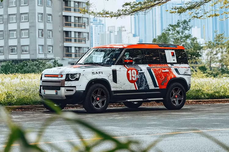 Land Rover Defender 75th Limited Edition phiên bản đặc biệt được trang bị động cơ P400 3.0 lít 6 xy-lanh, MHEV, công suất cực đại 400 PS tại 5.500 - 6.500 vòng/phút, mô-men xoắn cực đại 550 Nm tại 2.000 - 5.000 vòng/phút.