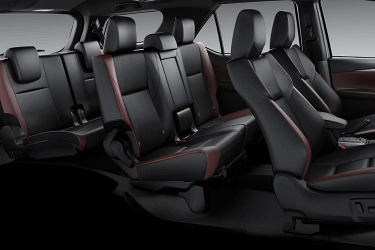 Cụ thể, vô-lăng 3 chấu bọc da và được tích hợp nhiều phím chức năng. Đồng hồ của xe hiển thị gồm 2 đồng hồ cơ truyền thống kèm màn hình TFT kích cỡ 4,2 inch.