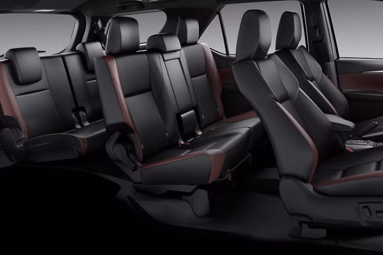 Cụ thể, vô-lăng 3 chấu bọc da và được tích hợp nhiều phím chức năng. Đồng hồ của xe hiển thị gồm 2 đồng hồ cơ truyền thống kèm màn hình TFT kích cỡ 4,2 inch.