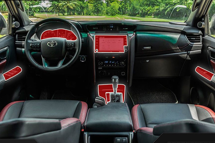 Bên cạnh việc tinh chỉnh động cơ thì các trang bị khác trên Toyota Fortuner bản mới vẫn được giữ nguyên như cũ. Bên trong khoang cabin của xe vẫn sở hữu các tiện ích được nâng cấp.