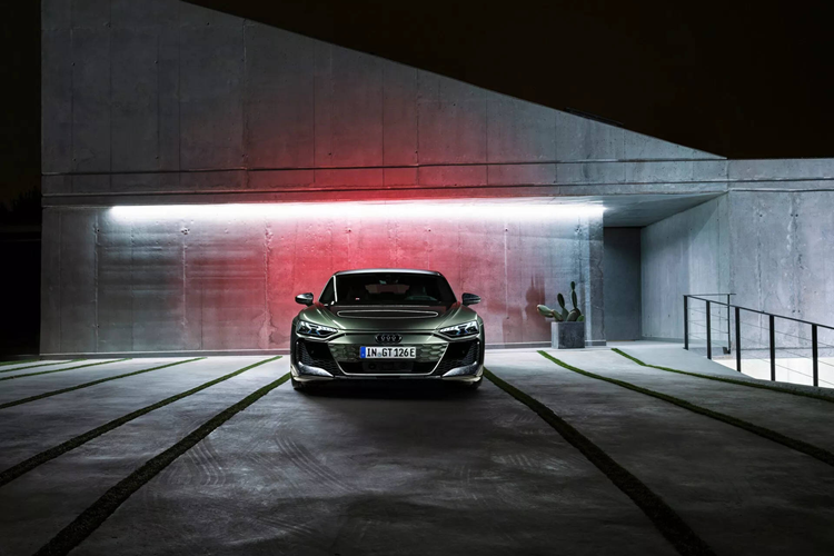 Công suất sạc tối đa được nâng từ 270 kW lên 320 kW, cho phép pin xe có thể được sạc từ 10-80% trong vòng 18 phút và chỉ 10 phút sạc cũng nạp đủ năng lượng để xe đi được quãng đường 280 km. Những cải tiến được áp dụng cho pin cũng giúp nó duy trì công suất sạc nhanh ở mức 280 kW lâu hơn so với mẫu cũ.