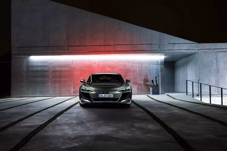 Công suất sạc tối đa được nâng từ 270 kW lên 320 kW, cho phép pin xe có thể được sạc từ 10-80% trong vòng 18 phút và chỉ 10 phút sạc cũng nạp đủ năng lượng để xe đi được quãng đường 280 km. Những cải tiến được áp dụng cho pin cũng giúp nó duy trì công suất sạc nhanh ở mức 280 kW lâu hơn so với mẫu cũ.