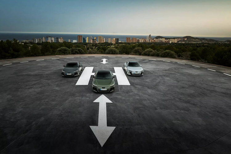 Nếu chưa hài lòng, khách hàng có thể nâng cấp tùy chọn đĩa phanh bằng gốm kèm sợi carbon và kẹp phanh 10 piston phía trước. Những nâng cấp đáng kể đã được thực hiện đối với hệ thống treo khí nén tiêu chuẩn và hệ thống treo chủ động tùy chọn.