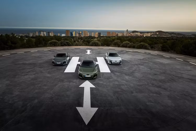 Nếu chưa hài lòng, khách hàng có thể nâng cấp tùy chọn đĩa phanh bằng gốm kèm sợi carbon và kẹp phanh 10 piston phía trước. Những nâng cấp đáng kể đã được thực hiện đối với hệ thống treo khí nén tiêu chuẩn và hệ thống treo chủ động tùy chọn.