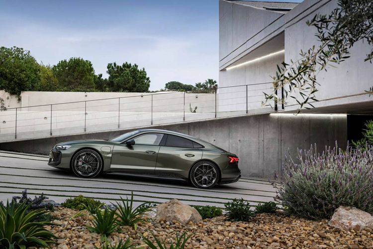 Trong khi đó, RS e-tron GT mới có thể tăng tốc từ 0 lên 100 km/h trong 2,8 giây, trong khi RS e-tron GT Performance thực hiện quãng đường tương tự trong 2,5 giây. S e-tron GT tiếp tục bị giới hạn tốc độ tối đa ở 245 km/h trong khi các mẫu RS và RS Performance có tốc độ tối đa 250 km/h.