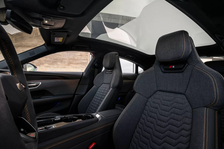 Tiếp đến, bản Audi RS e-tron GT 2025 mới tăng sức mạnh lên 845 mã lực (630 kW) còn cấu hình cao cấp mới là RS e-tron GT Performance có công suất lên tới 912 mã lực (680 kW), trở thành mẫu xe Audi mạnh nhất từ trước đến nay.